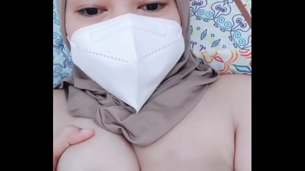 Scandal of fucking a beautiful Indonesian hijab celebrity, her vagina is really smooth